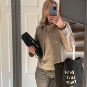 Beige kappa - Jättefin beigea korta kappan från Zara. Jätte bra skick❤️ kom privat för fler bilder 