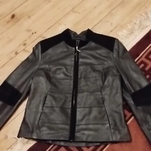 Handgjord skinnjacka - En superfin äkta skinnjacka! Köpt förra våren i Stockholm från en butik som säljer egna handgjorda skinnkläder osv. Köpte den för ungefär 3000🤘⚡🐱 Pris kan diskuteras!