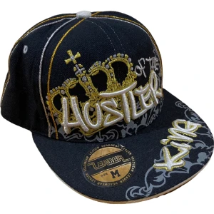 Hustler Keps - Svart keps med massa bling. Storlek M