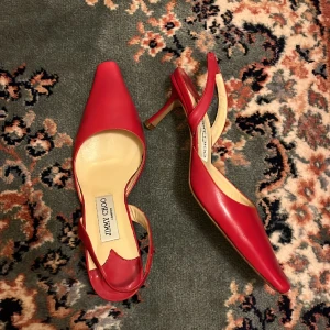 Jimmy Choo - Klackhöjd ca 5cm. Storlek 37, true to size. Tyvärr borttappad låda! 😩Pris kan diskuteras vid snabb affär. Lägg endast bud vid SERIÖST köpintresse! Säljs även på Vestiaire ref 40876434