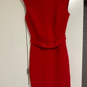 Klänning - JÄTTE FIN röd klänning från mango. Knappt använd. 