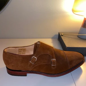 Nya Loake 1880 - Loake 1880 Cannon Polo Suede använda endast en gång, säljer åt min pappa då dessa var någon storlek för liten för honom. Helt och hållet nyskick. Då skorna är tillverkade i England är storleken  Uk 9,5 men översatt till Eu är detta ca 44. Nypris=3600