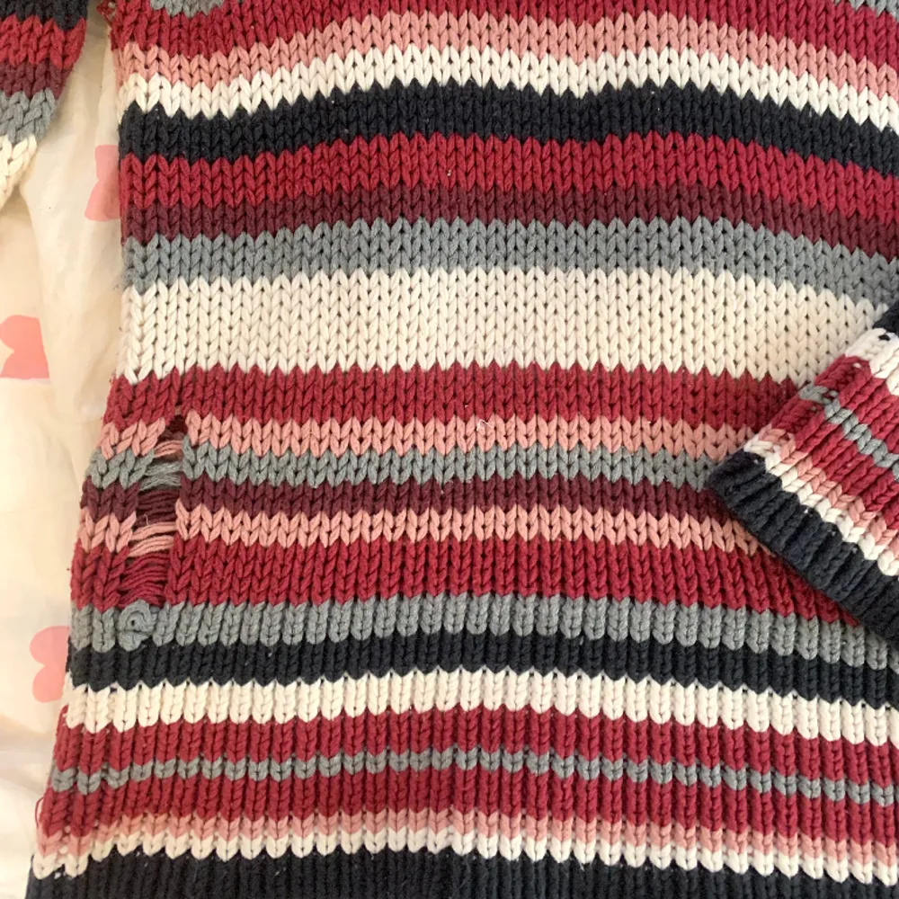 Randig stickad polo tröja i fina färger, fint skick förutom en liten riva på sidan.. Stickat.