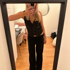 Väst - Kavaj-väst med prickig baksida