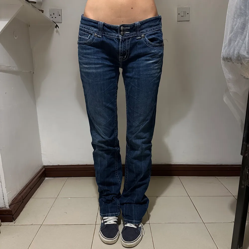 Säljer dessa miss me jeans, Modellen är 178 cm lång💛. Jeans & Byxor.