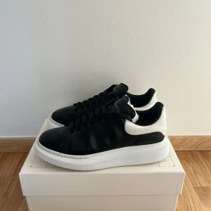 Alexander McQueen skor - Säljer nu dessa otroligt feta MCQ skor. Box, dustbag tillkommer. Skick : 8-10 - Storlek: 44 - Nypris: 4700. Säljes i befintligt skick.