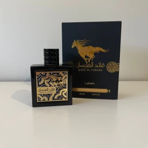 Lattafa qaed al fursan - Sprayat max 7 gånger med den. Nypris (notino) 390kr. Detta är en mycket fräsch och stark ananas-bomb. Perfekt doft för sommar. Jag kan visa att den är full genom att skina en ficklampa bakifrån på flaskan så ser man vätskan