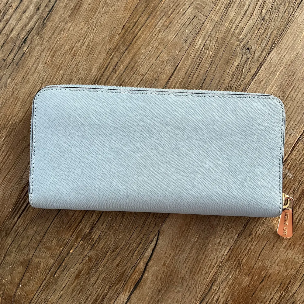 Ljusblå plånbok från Michael kors🦋köpt för många år sedan på raglady i Göteborg så ha inte kvar kvittot🦋 där av priset🦋 bra skick köpt 2015🦋. Accessoarer.