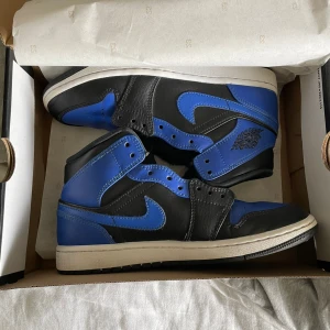 Jordan 1 mid - Säljer mina Jordan som bara samlar damm i rummet, väldigt fint skick men saknas snören, därför säljer billigt, pris fast 