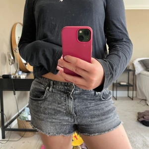 Lågmidjade jeansshorts - Bästa jeansshorts med låg midja💛 tyvärr blivit försmå för mig