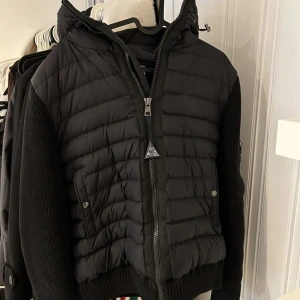 Moncler Cardigan  - Moncler Jacka i toppskick, använd sparsamt.  Original Triangeln finns kvar samt alla lappar som följde med vid köp av jacka, tveka inte att skriva om du funderar över något.