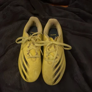 Fotbolls skor - Här är ett par fotbollsskor som nu inte andvänts längre dem har andvänts typ 1 termin dem är bra, dem har ingen skada som syns iallafall❤️, priset kan diskuteras sen❤️