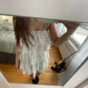 Sommar klänning  - En jätte söt volangklänning med pickar från Zara som går att använda på massa olika sätt som ni ser på bilderna. Klänningen är ganska använd men är i väldigt bra sick. De är en gammal modell som tyvärr inte säljs längre. 