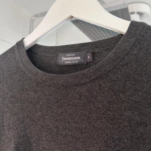 Grå tröja - En grå tröja från dressman i bra skick.  Lite tunnare tröja så passar perfekt nu till våren/sommaren.  Vid fler funderingar så är det bara att höra av sig:)