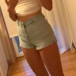 Ljusa jeansshorts  - Ett par jeansshorts från HM. Är använda men i bra skick! 