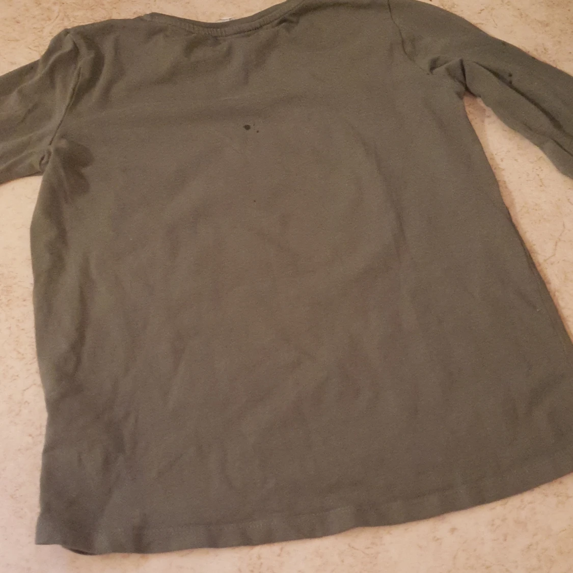 Den är fin med en fjäril med blommor i - 91