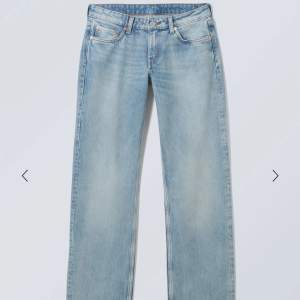 Ljusa härliga jeans från WEEKDAY i storlek W33L30. Bra skick och köpta för 599kr. 