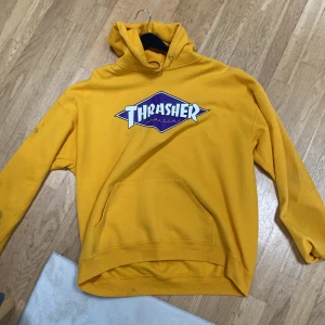 Trasher hoddie  - Skick 6/10 Fläckar på armen och ryggen 