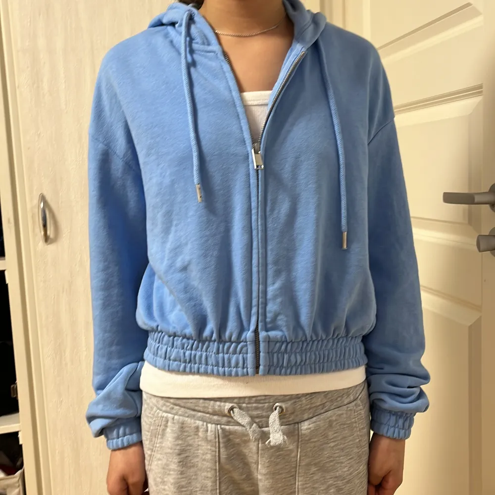 Crop top zipp up hoodie, new, blue color. Hoodies.