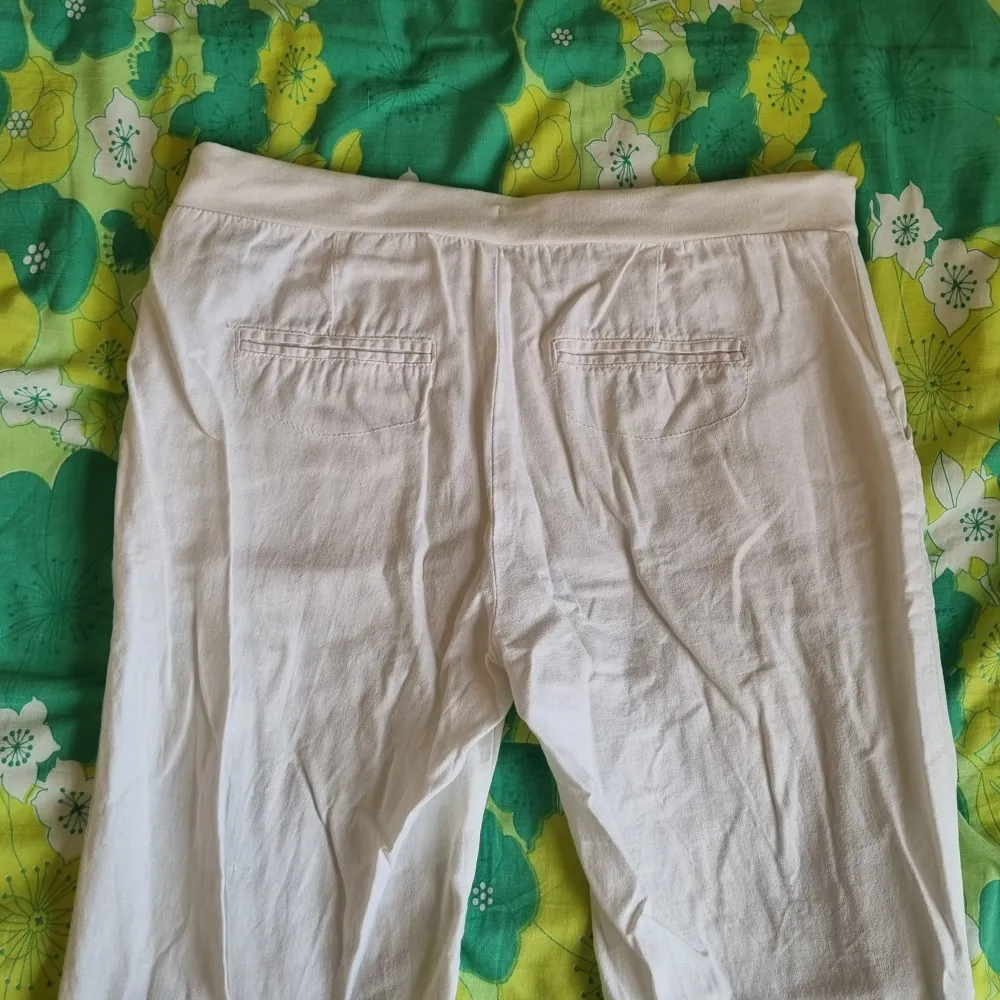 Superfina vita linnebyxor sitter snyggt, lite löst i benen💖💖 inte genomskinliga!! Som många andra innebyxor. Jeans & Byxor.
