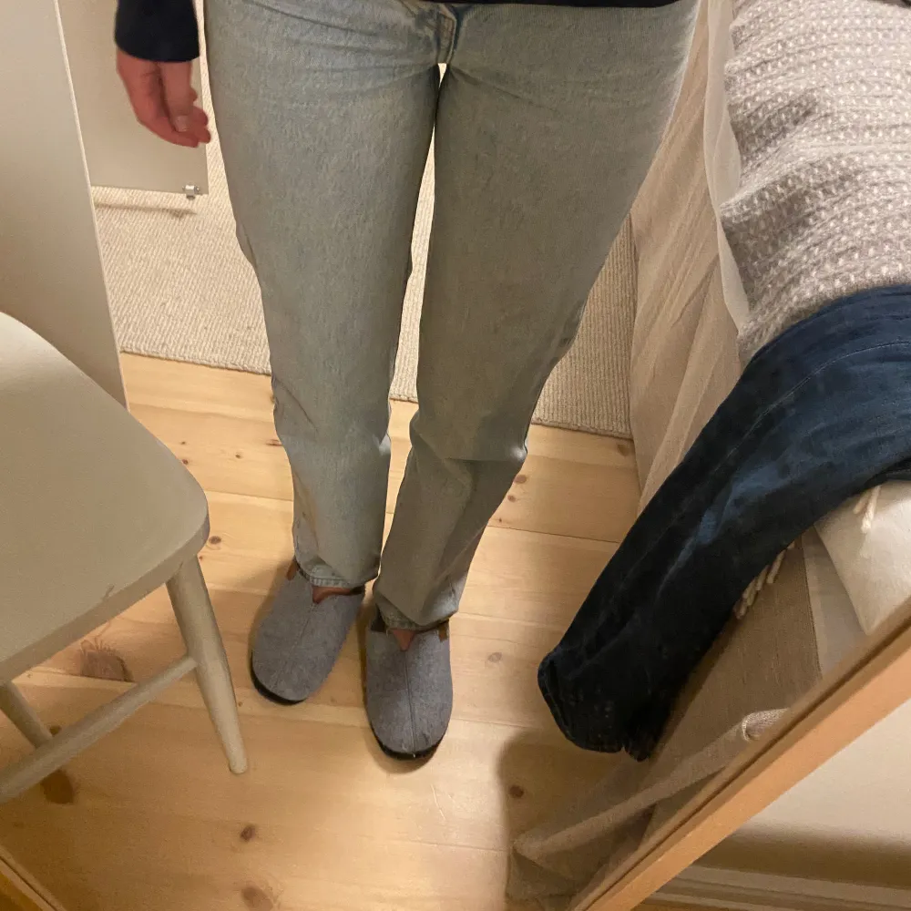 Nypris: 1400  Säljer dessa snygga Levis jeans i modellen ribcage straight ankle🤩 de är sparsamt använda och inga defekter. Priset går att diskutera. . Jeans & Byxor.
