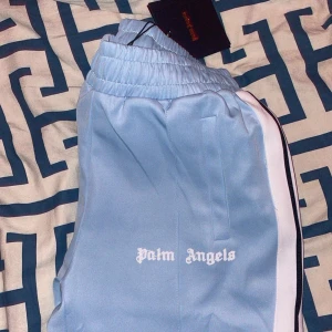 Helt nya Palm angels - alm angels oanvände. Köpta för 2000 fast dem va för stora