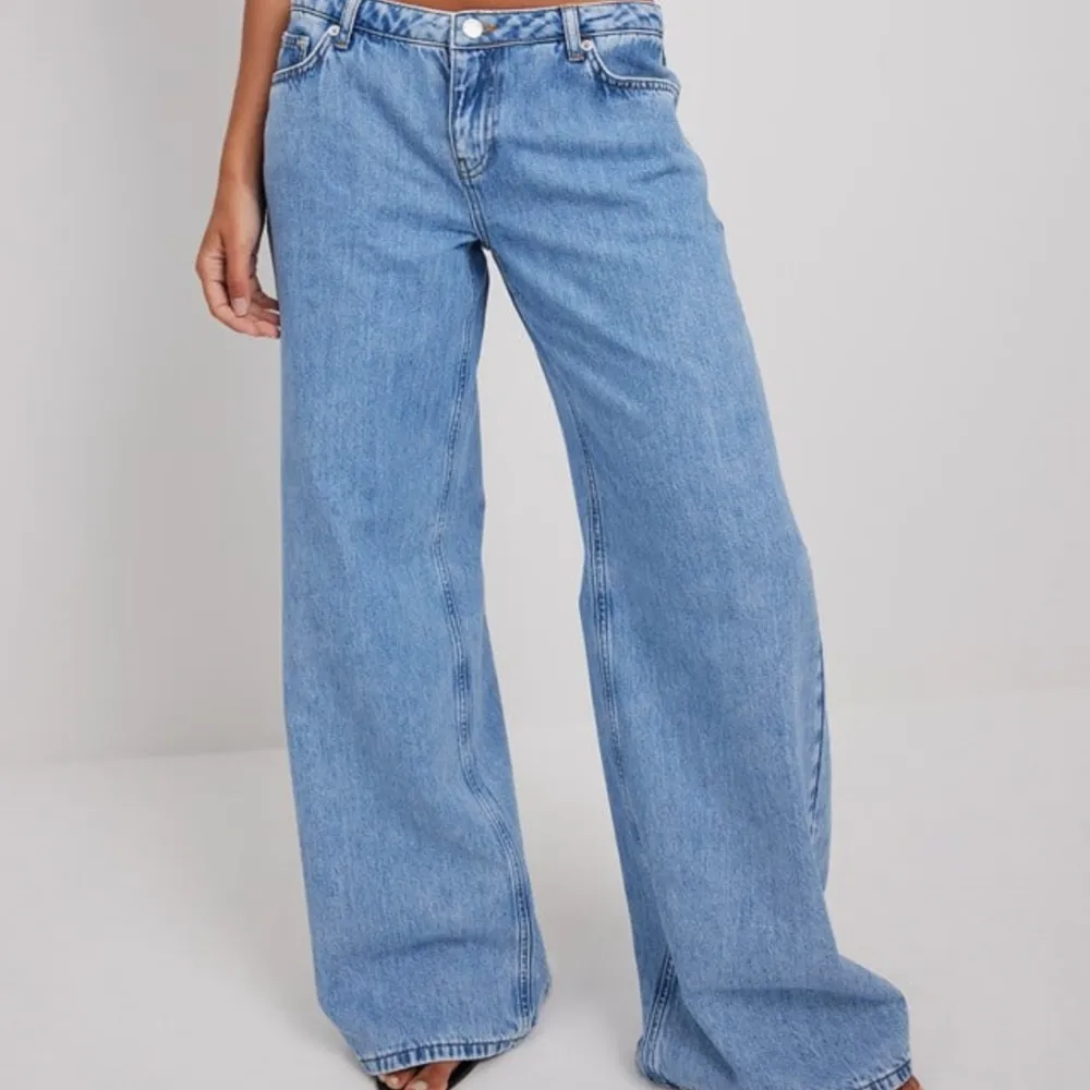 Low waist vida jeans från NA-KD Super snygga men tyvärr för långa därför jag säljer Jag är 165 och dom är för långa om ajg inte har klackar 💕 Nypris 629 Slutsålda . Jeans & Byxor.