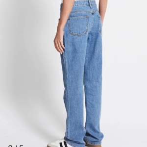 Hej! Jag säljer dessa oanvända jeans i storlek xs. Ur snygga! Säljer för 100kr! Hör av vid funderingar💕