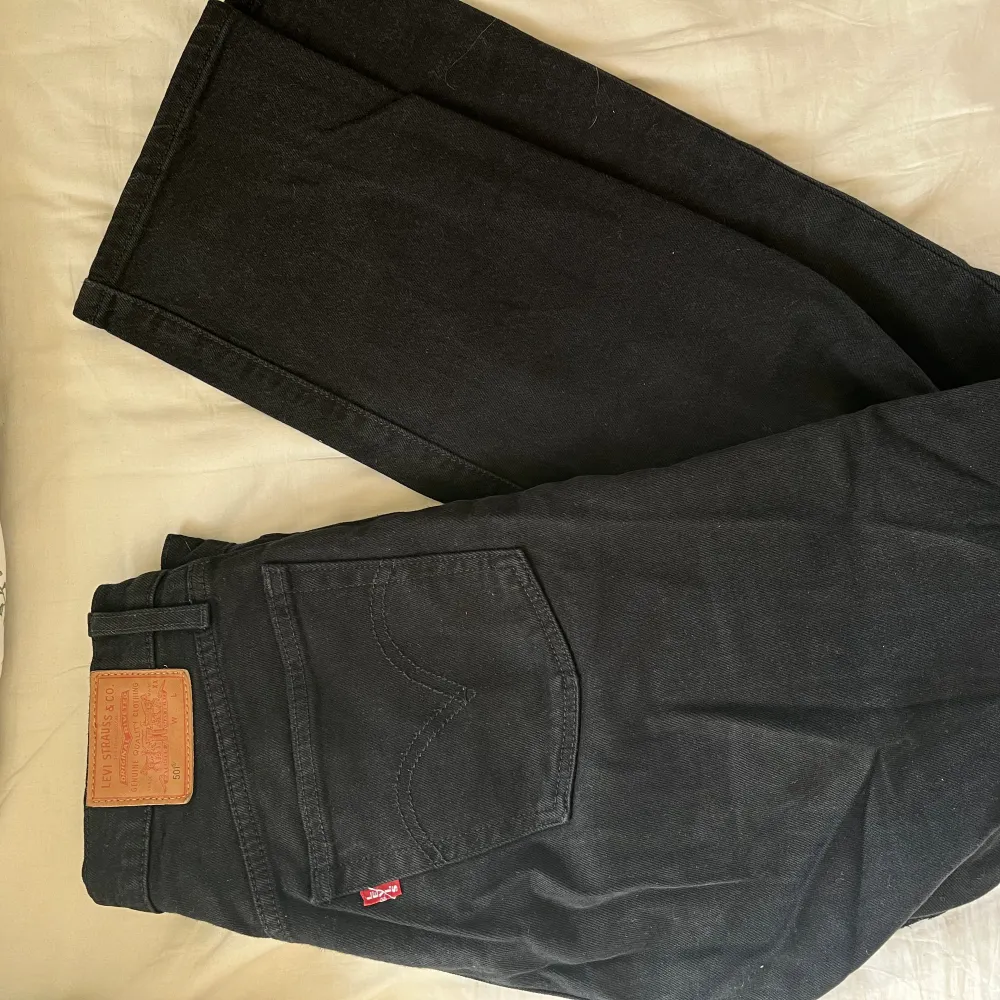 Säljer då dem inte används längre Modell levis 501 i svart storlek W27 L30 Sitter längre i benen i verkligheten än modellen på bilden och jag är då 167 som jämförelse Fortfarande i fint skick och har hållt den svarta färgen bra än så länge. Farkut & Housut.