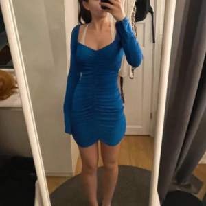 Super snygg blå klänning som inte kommer till användning