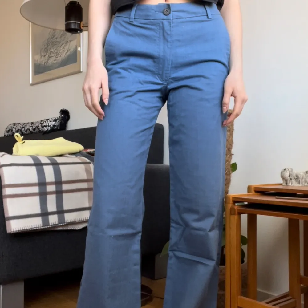 Flared byxor från Carin Wester i jättefint skick. . Jeans & Byxor.