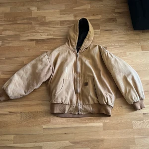 Carhartt jacka - carhartt jacka rätt så sliten finns en stor fläck ifram och jag har bytt ut carhartt loggan (dm så kan jag visa den gamla) annars är den fett skön 