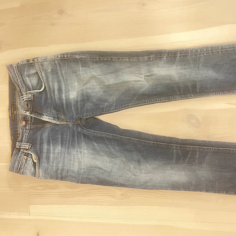 Säljer dessa feta nudie jeans i storlek 32/34. Modellen är Lean Dean och skicket är bra. . Jeans & Byxor.