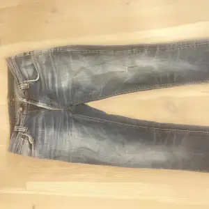 Säljer dessa feta nudie jeans i storlek 32/34. Modellen är Lean Dean och skicket är bra. 