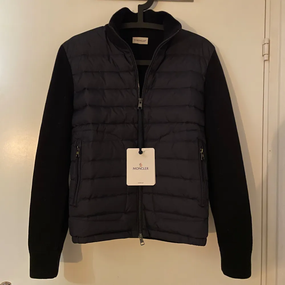 Moncler cardigan  Färg: Navy blue                           Storlek: S   Skick:10/10 . Jackor.