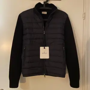 Moncler cardigan  Färg: Navy blue                           Storlek: S   Skick:10/10 