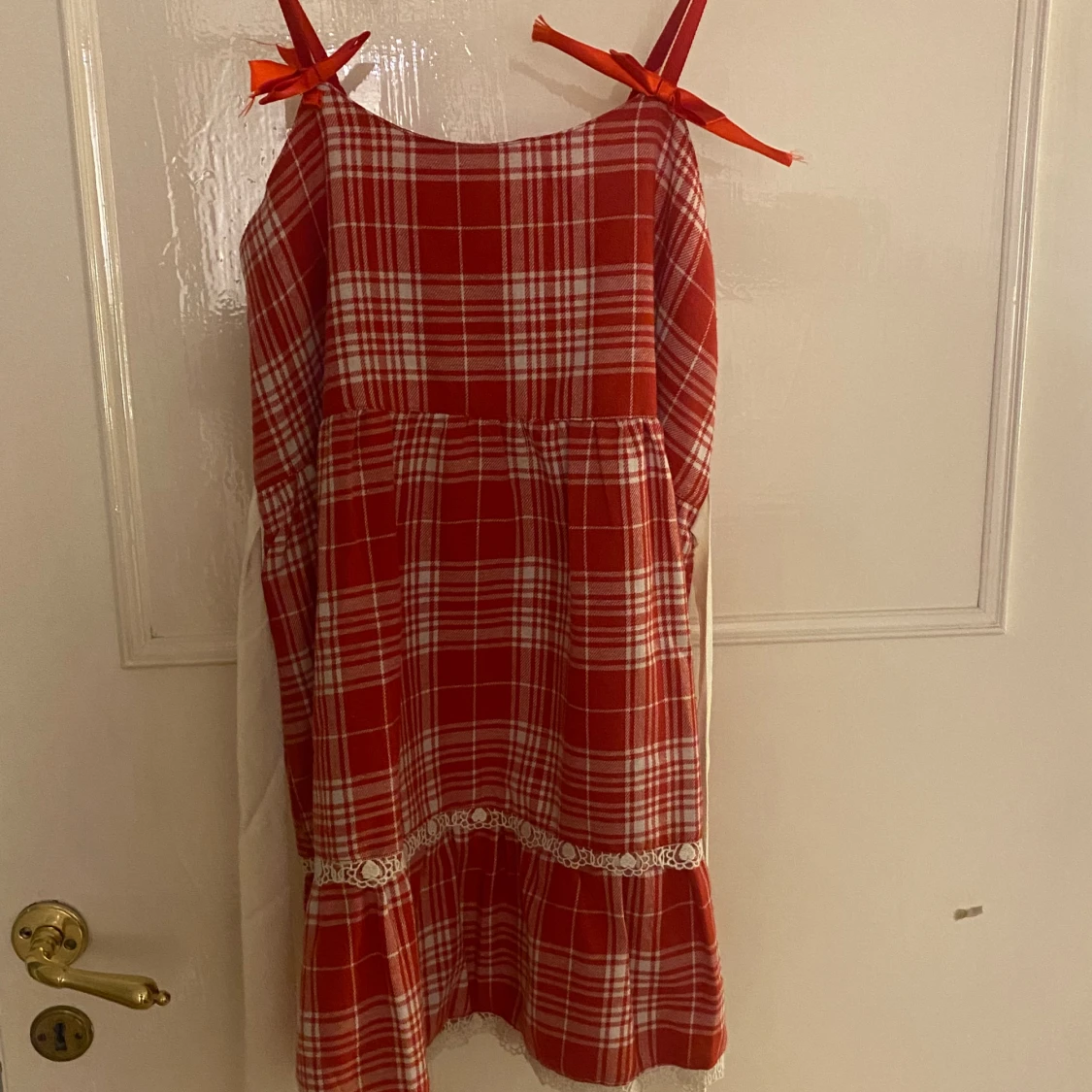 Röd klänning med detaljer 