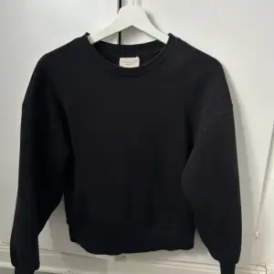 En svart sweatshirt från Gina tricot i stolek xxs. Använd väldigt lite 
