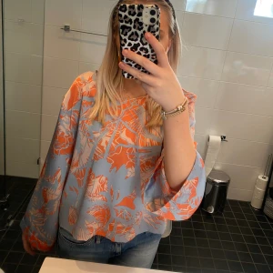 Sommarblus💕 - Skitcool mönstrad blus i jättefina blå och orangea färger 🧡🧡🧡Jättenice till sommaren!!!! Den är i bra skick och storlek M 🌟Skriv vid funderingar eller tryck på ”köp nu” 💥