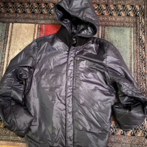 Hope jacka - Skön jacka till vår/sommar! Nyrpis var runt 4-5k, jackan är precis som den var när jag köpte den och knappt använt den! Finns även luva som man kan ha eller ta bort! PM vid fler frågor och priset är inte hugget i sten