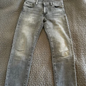 Levi’s jeans 512 - Grå Levi’s jeans i modell 512 | Passformen är slim fit | Storleken är 30 x 34 | Skicket är som nytt