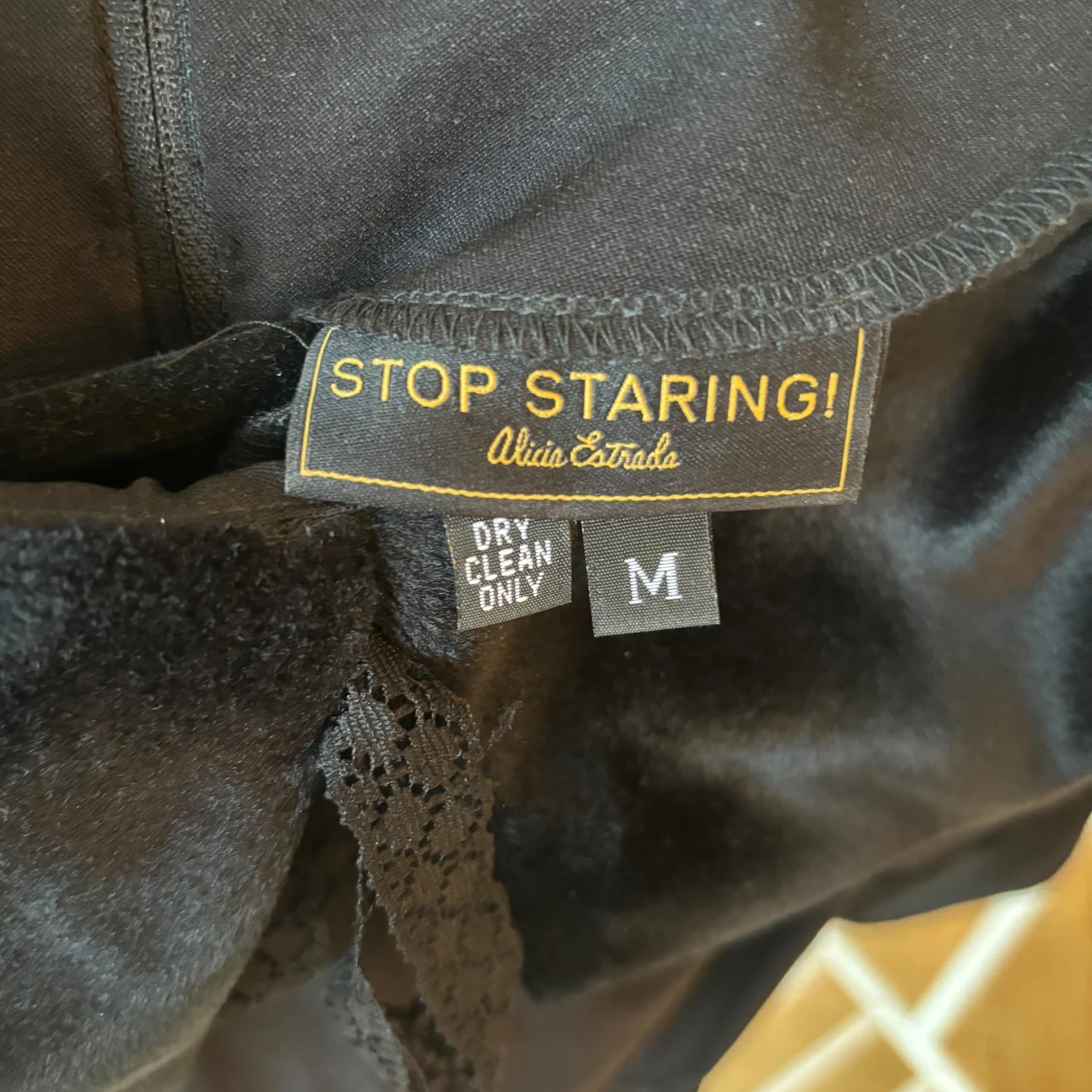 Svart klänning, Stop Staring! - 91