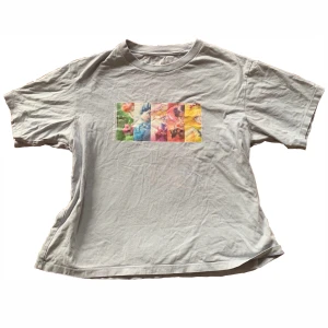 Sailor Moon t-shirt - Jättesöt t-shirt med Sailor Moon tryck från Uniqlo! Skulle säga att den har en blåare färg i verkligheten än på bilden🩵OBS liten bleknings fläck under trycket men inte alls tydligt, se 3dje bilden