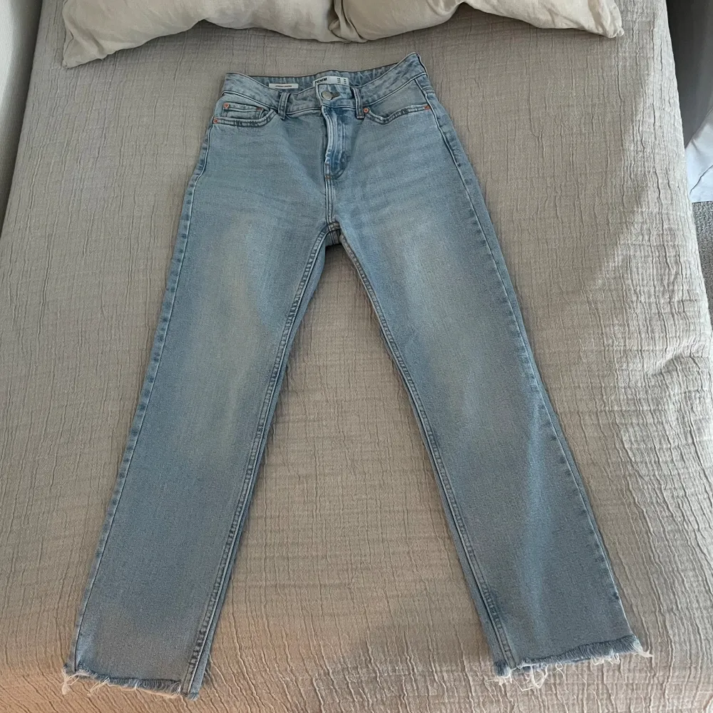 Straight Cropped Jeans från Bershka. Fint skick, knappt använda. Storlek 34, motsvarar XS. Ankellånga 💕. Jeans & Byxor.