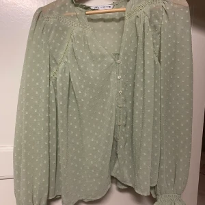 blus zara - Fin ljusgrön blus från zara 💚