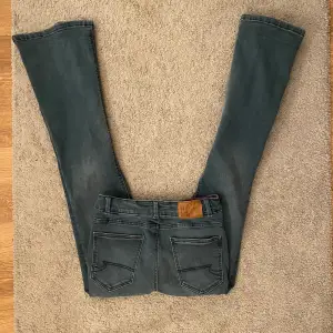 Snygga flare/bootcut jeans från WE fashion i storlek 158. De är midwaist och aldrig använda 💞Innerbenslängden är 75 cm och midjemåttet tvärs över är 35 cm