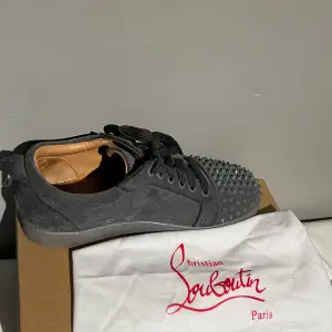 Säljer dessa Christian louboutin skor lite använda därefter priset ny pris 8500! storlek 40 och Du får inte med boxen eller kvitto. Priset är inte hugget i sten så hör av dig om du undrar något eller vill ha mer bilder!!