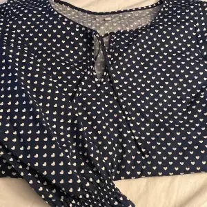 En blus med ❤️-mönster 