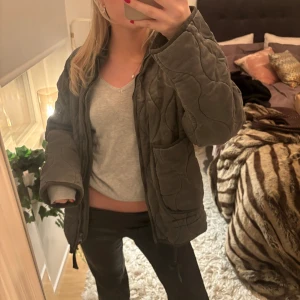Zara quiltad jacka  - Säljer denna super fina jacka från Zara, bra skick och perfekt nu till våren! 💕