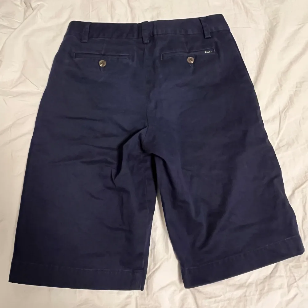 Blåa Ralph Lauren skjorts Bra skick Sitter små i midjan. Shorts.